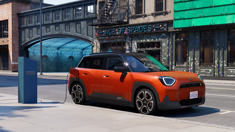MINI Aceman en charge à une borne publique dans une rue urbaine.